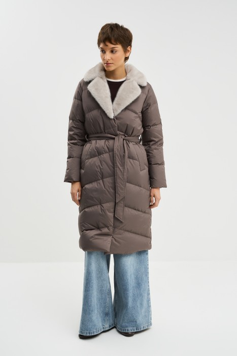 пуховик с меховой отделкой от бренда снежная королева вид слева