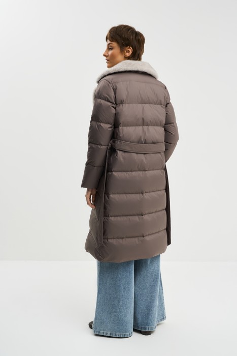 пуховик с меховой отделкой по цене 8800 руб вид справа