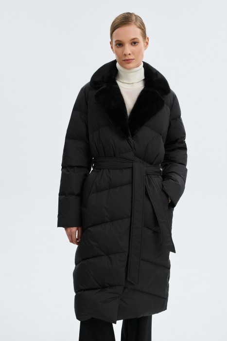 пуховик с меховой отделкой от бренда снежная королева вид слева