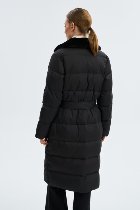 пуховик с меховой отделкой по цене 8390 руб вид справа