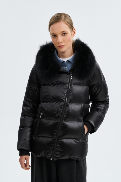 пуховик с меховой отделкой от бренда снежная королева вид слева