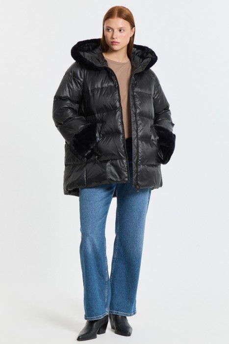 пуховик с меховой отделкой от бренда снежная королева вид слева