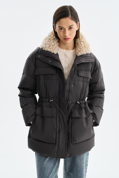 пуховик с меховой отделкой от бренда снежная королева вид слева