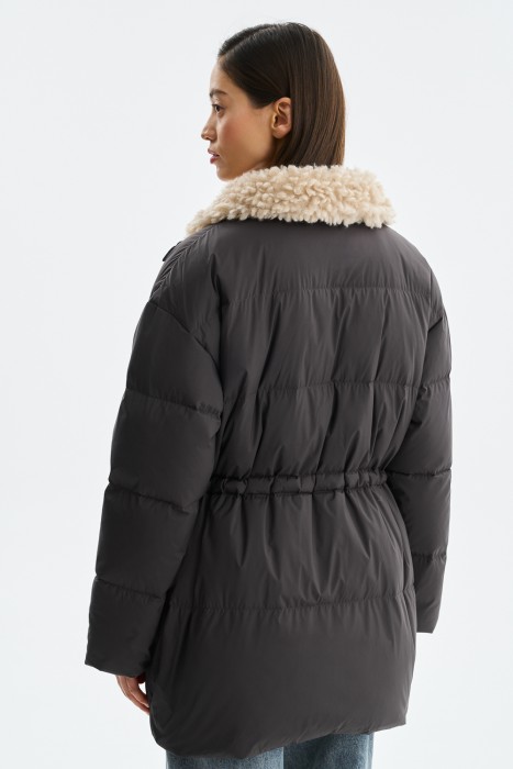 пуховик с меховой отделкой по цене 15160 руб вид справа