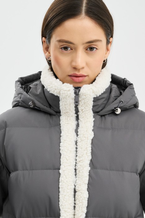 пуховик с меховой отделкой по цене 6440 руб вид справа