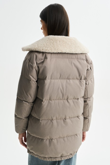 пуховик с меховой отделкой по цене 5370 руб вид справа