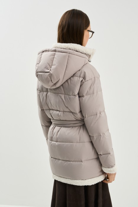пуховик с меховой отделкой по цене 6760 руб вид справа