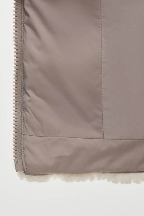 пуховик с меховой отделкой из россии вид сбоку