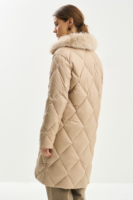 пуховик с меховой отделкой по цене 12560 руб вид справа