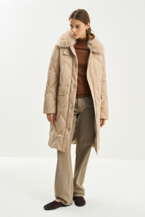 пуховик с меховой отделкой из россии вид сбоку