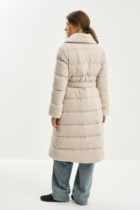 пуховик с меховой отделкой по цене 6270 руб вид справа