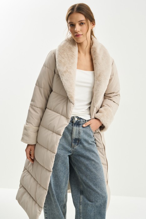 пуховик с меховой отделкой из россии вид сбоку