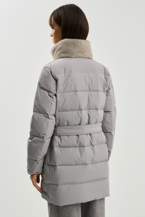 пуховик с меховой отделкой по цене 8960 руб вид справа