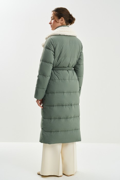 пуховик с меховой отделкой по цене 6110 руб вид справа