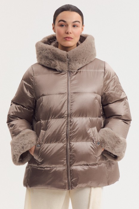 пуховик с меховой отделкой от бренда снежная королева вид слева