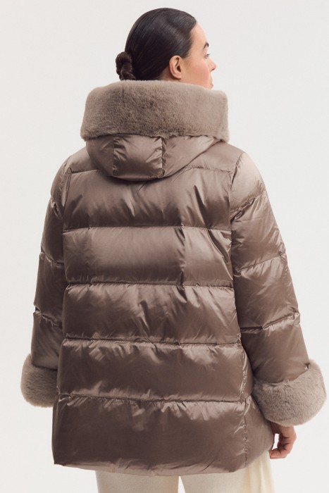 пуховик с меховой отделкой по цене 11330 руб вид справа