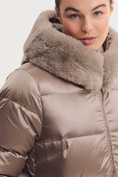 пуховик с меховой отделкой из россии вид сбоку