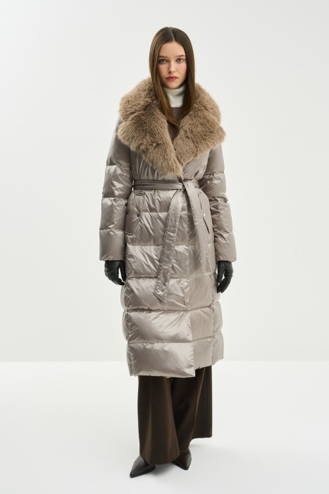 пуховик с меховой отделкой от бренда снежная королева вид слева