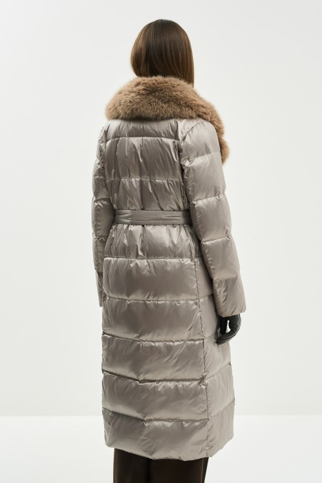пуховик с меховой отделкой по цене 14100 руб вид справа