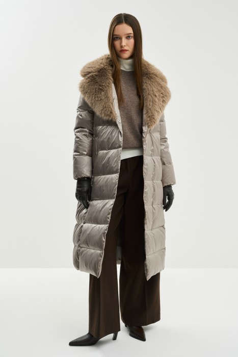 пуховик с меховой отделкой из россии вид сбоку