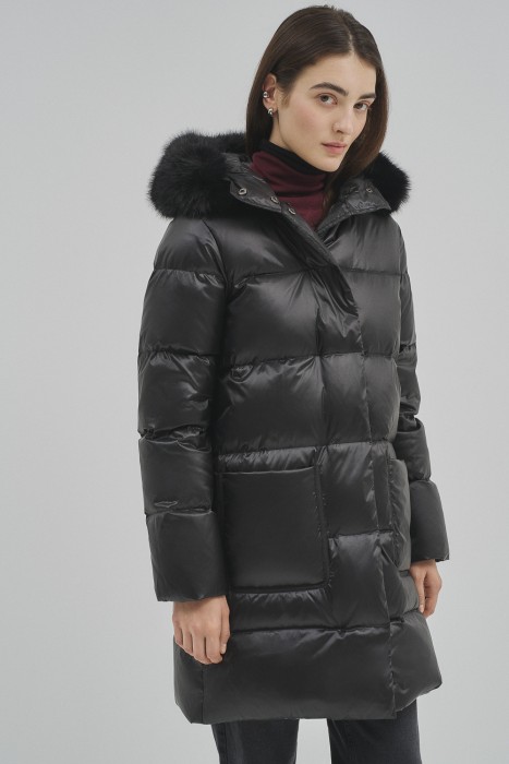 пуховик с меховой отделкой от бренда снежная королева вид слева