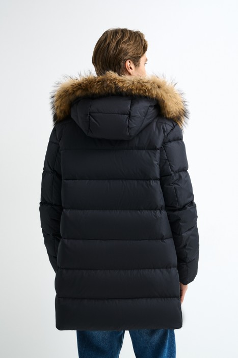 пуховик с отделкой мехом енота по цене 11290 руб вид справа