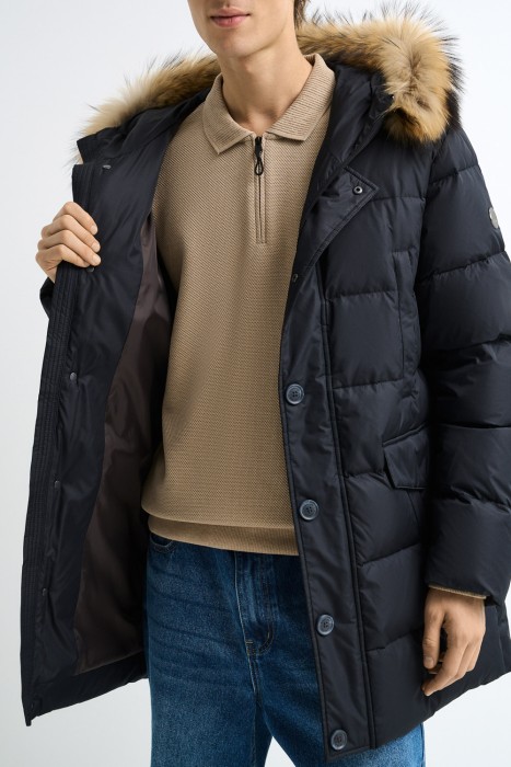 пуховик с отделкой мехом енота из россии вид сбоку