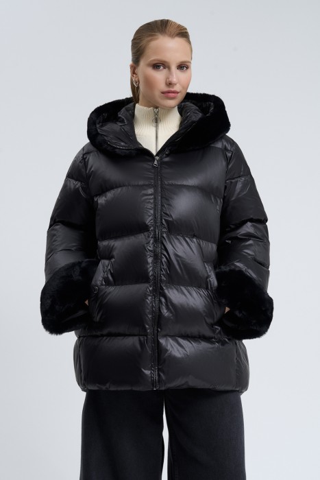 пуховик с отделкой меховой тканью от бренда снежная королева вид слева