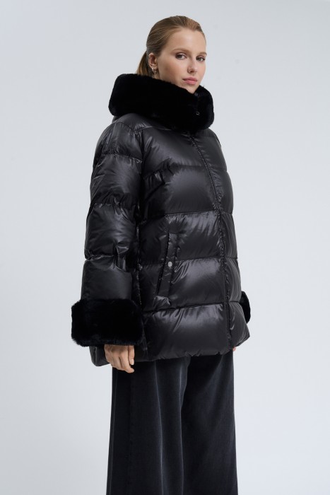 пуховик с отделкой меховой тканью по цене 10600 руб вид справа