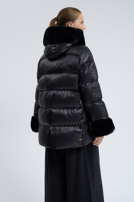 пуховик с отделкой меховой тканью из россии вид сбоку