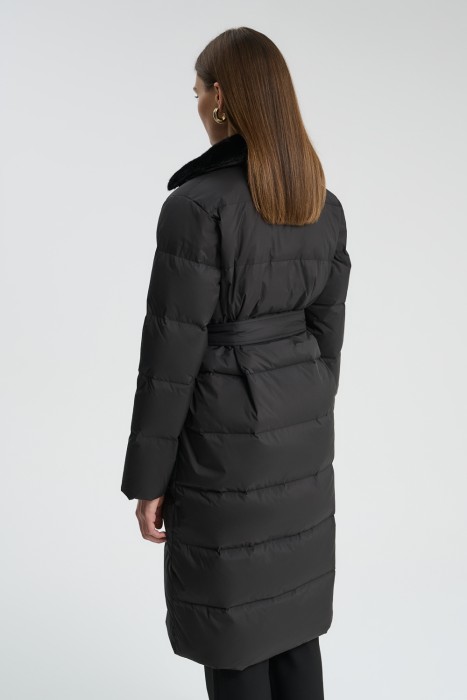 пуховик с отделкой меховой тканью по цене 8390 руб вид справа