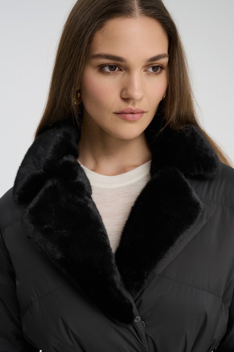 пуховик с отделкой меховой тканью из россии вид сбоку