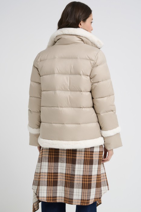 пуховик с отделкой меховой тканью по цене 4720 руб вид справа