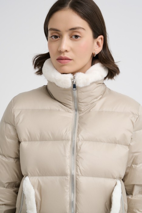 пуховик с отделкой меховой тканью из россии вид сбоку