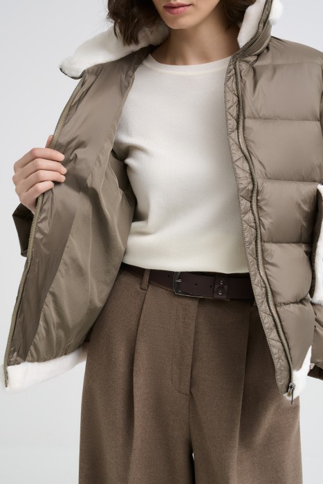 пуховик с отделкой меховой тканью по цене 5860 руб вид справа