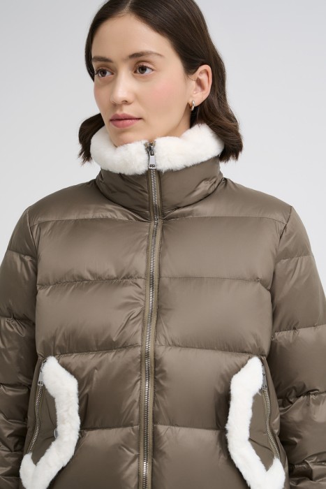 пуховик с отделкой меховой тканью из россии вид сбоку