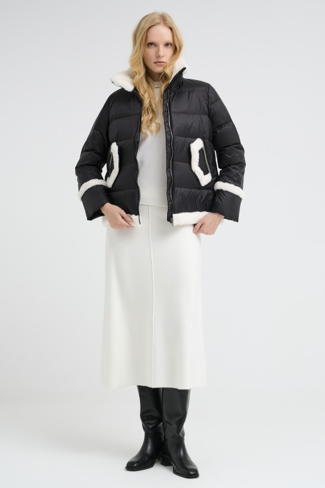 пуховик с отделкой меховой тканью по цене 5700 руб вид справа