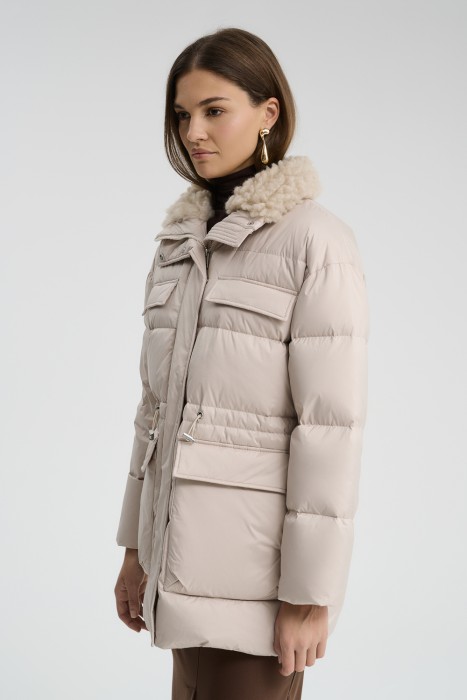 пуховик с отделкой меховой тканью по цене 6350 руб вид справа