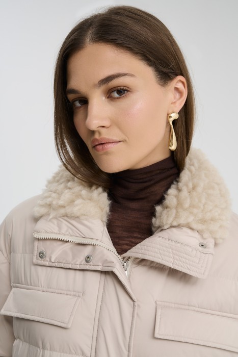 пуховик с отделкой меховой тканью из россии вид сбоку