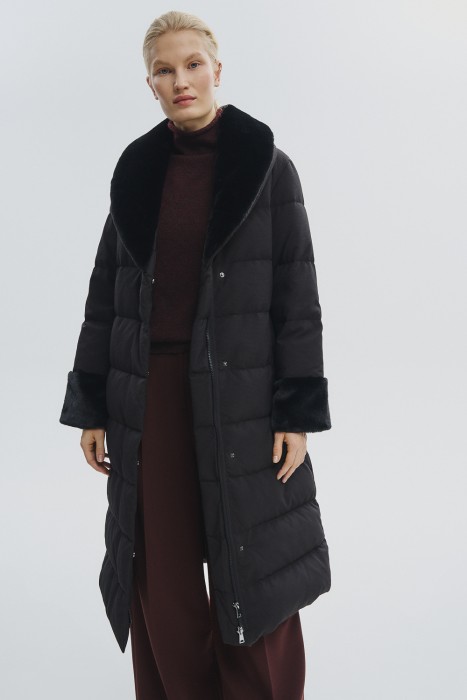 пуховик с поясом и меховой отделкой от бренда снежная королева вид слева