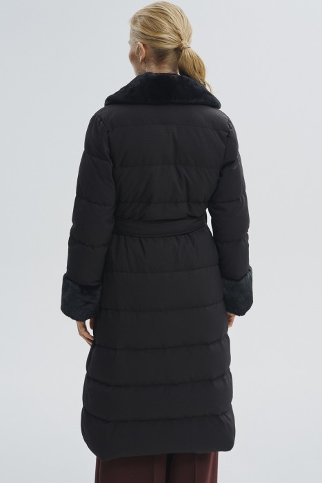 пуховик с поясом и меховой отделкой по цене 6270 руб вид справа