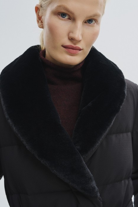 пуховик с поясом и меховой отделкой из россии вид сбоку