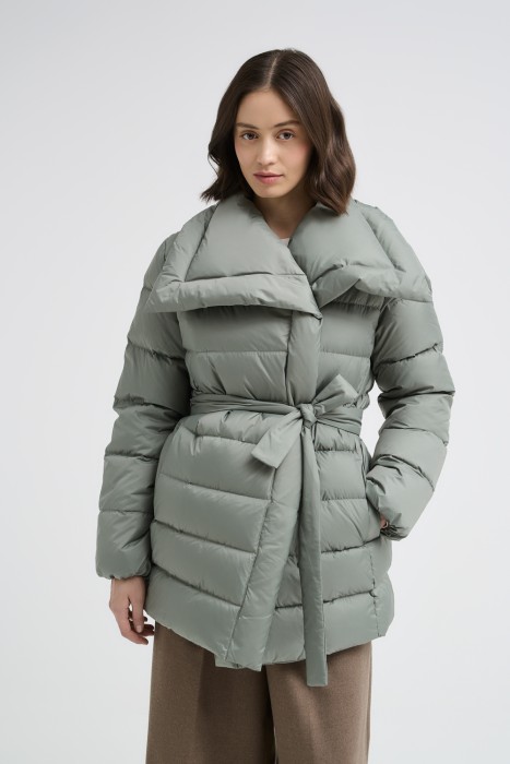 пуховик с поясом от бренда снежная королева вид слева