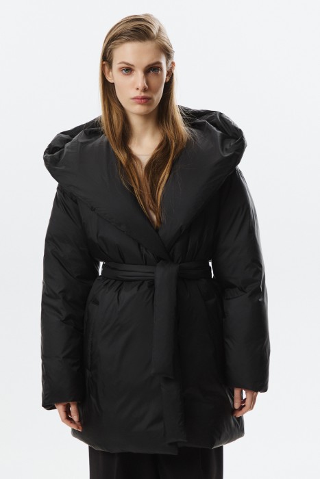 пуховик с поясом от бренда снежная королева вид слева