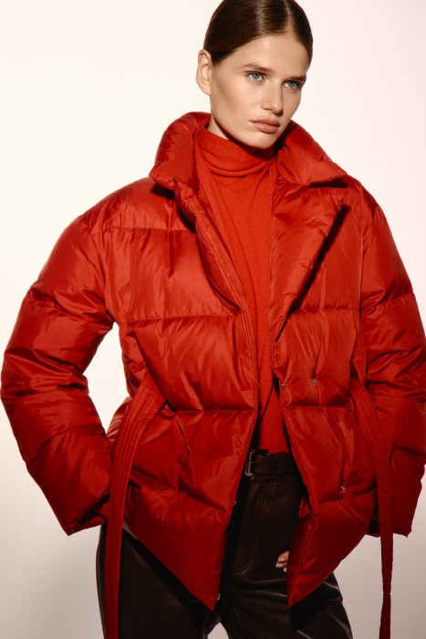 пуховик с поясом от бренда снежная королева вид слева