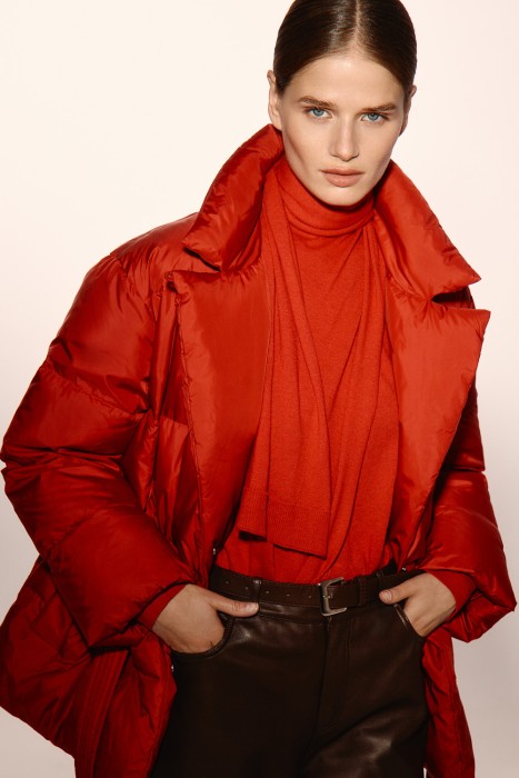 пуховик с поясом по цене 7840 руб вид справа