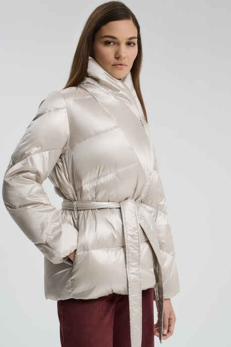 пуховик с поясом от бренда снежная королева вид слева