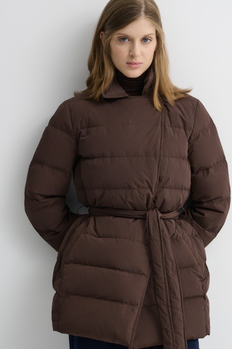 пуховик с поясом от бренда снежная королева вид слева