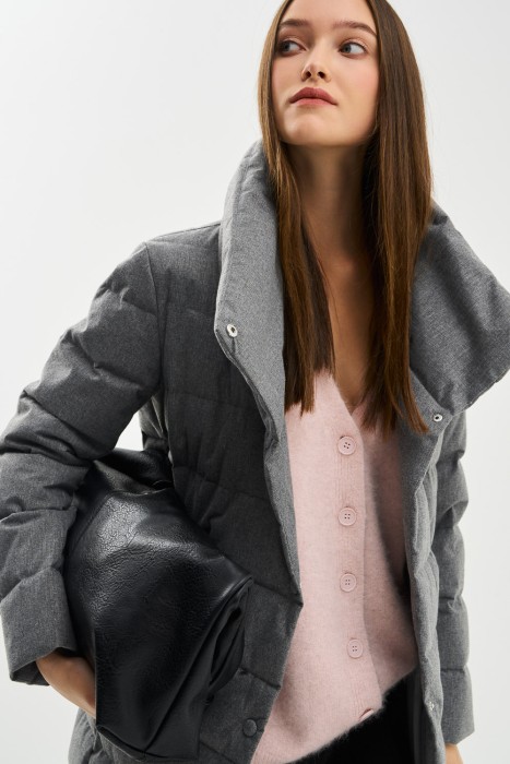 пуховик с воротником-стойкой из россии вид сбоку