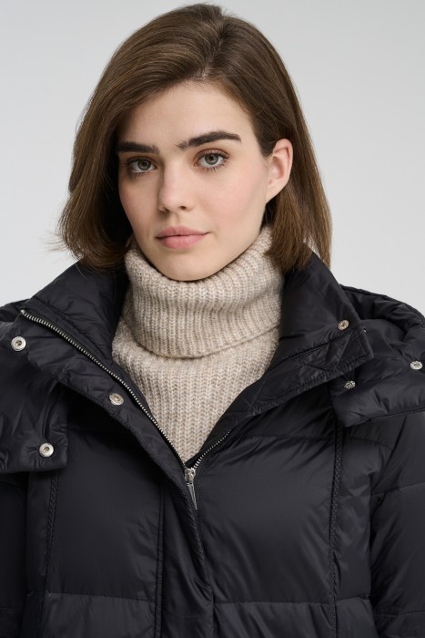 пуховое пальто с капюшоном по цене 3350 руб вид справа